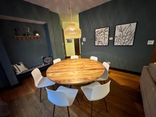 Spacious Lakeview Hideway with Parking! - Chicago - 3