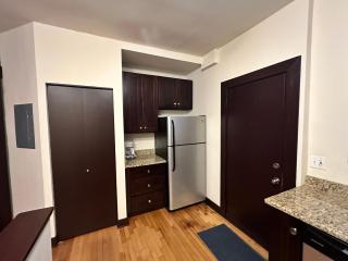 Spacious Lakeview Hideway with Parking! - Chicago - 1
