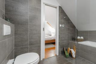 ROY 2 bdr Apartment with Prague Castle View, Parking & AC - Praga - 4