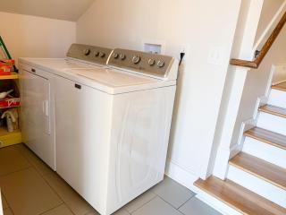 East Nashville upstairs apartment, one queen BR, 2 twin BR,1bath in Five Points, close to downtown - 2