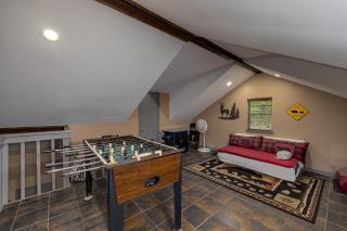 Bear Creek Hollow, FREE Dollywood ticket & more! 2 King bedrooms and loft w hot tub, game room WiFi - 6