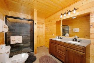 Eagles View, 3 king br, 3 bath, no step entrance, hot tub, Wi-Fi, game room, peaceful deck, griddle - 5