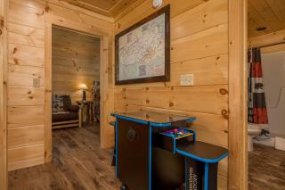 Hidden Gem Cabin for up to 10 with Wi-Fi, game room, hot tub and swim spa, close to town, private - Gatlinburg - 7