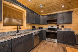 Sweet Mountain Memories Relax affordably cozy cabin with hot tub, game room, and mountain views! - Cosby - 4