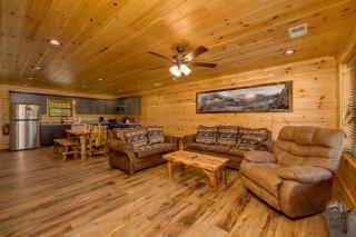 Sweet Mountain Memories Relax affordably cozy cabin with hot tub, game room, and mountain views! - Cosby - 2