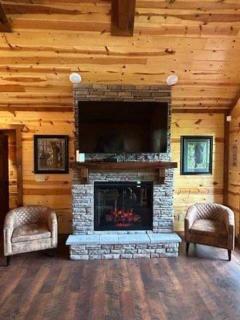 Papa Bear's Mountain Lodge-amazing gametheater room, indoor year-round pool, great location, Wi-Fi - 4