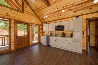Papa Bear's Mountain Lodge-amazing gametheater room, indoor year-round pool, great location, Wi-Fi - Sevierville - 1