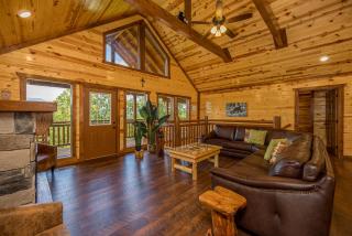 Papa Bear's Mountain Lodge-amazing gametheater room, indoor year-round pool, great location, Wi-Fi - Sevierville - 1