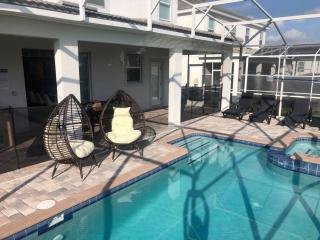 Cheerful 9BR/5BA Pool/Spa Home Cinema smart TV - Davenport - 8