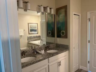 Cheerful 9BR/5BA Pool/Spa Home Cinema smart TV - Davenport - 7