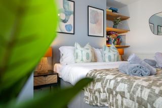 LONG TERM SPECIAL OFFER!! 5-BR Spacious, Stunning Design, Sociable Areas & Cosy House Near South Downs Park, Sleeps 11 with Private Parking! - by Blue Puffin Stays - Waterlooville - 6