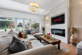 LONG TERM SPECIAL OFFER!! 5-BR Spacious, Stunning Design, Sociable Areas & Cosy House Near South Downs Park, Sleeps 11 with Private Parking! - by Blue Puffin Stays - Waterlooville - 2
