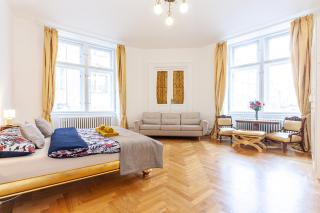 Royal Apartment by Charles Bridge view of Saint Nicholas Church - Praga - 0