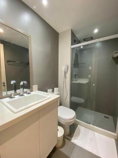 Flat com VISTA de CINEMA para Praia da BARRA da Tijuca - 5 min da PRAIA - Ar Condicionado, Portaria 24h, Wi-Fi 500 Mbps, Piscina, Academia, Sauna, Quadra de Tênis - 9