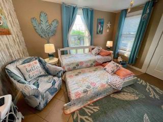 LoveLock Garden Cottage King Bed - Galveston - 5