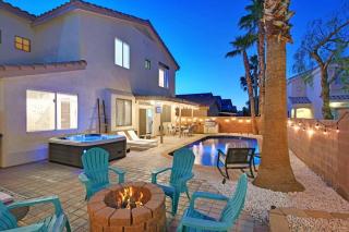 Stunning 4BR Getaway w Pool, Hot Tub, & Firepit - Las Vegas - 8