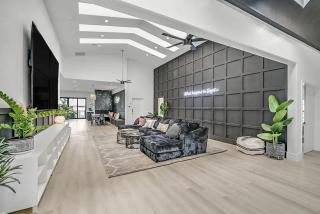 Luxurious 7BR Mansion w Pool, Gym, Spa & Casita - Las Vegas - 3