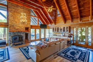 Magestica - Luxury Lodge -Wedding Retreats and Getaways - Premiere Smoky Mountain Views Gatlinburg-Pigeon Forge- Outdoor Pool - Arcade Room - Luxury Lodge Compound - Sevierville - 1