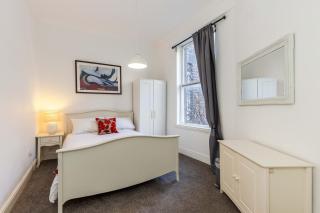 TRADITIONAL 3 BEDROOM QUIET DUPLEX FLAT BY HIGH ST, TRAMS and BUSES - JUST 1-5 MILES TO CENTRE - 2