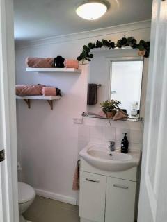 Peaceful Pet Friendly 1 bedroom cottage on 1 acre - 3