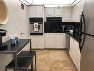 Special $$$! 2 Bedroom Oceanfront Condo in Hollywood/Hallandale Beach! - Hollywood - 8