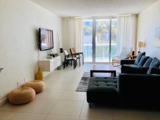 Special $$$! 2 Bedroom Oceanfront Condo in Hollywood/Hallandale Beach! - Hollywood - 5