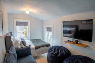 Remodeled Modern Home - private backyard & games! - Louisville - 3