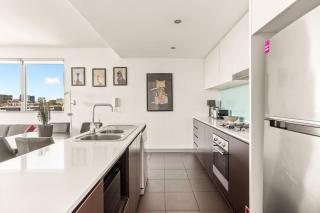 Spacious 2-Bed with Two Balconies with City Views - Sydney - 6