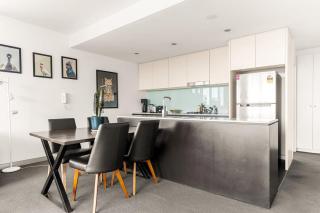 Spacious 2-Bed with Two Balconies with City Views - Sydney - 7