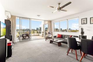 Spacious 2-Bed with Two Balconies with City Views - Sydney - 5