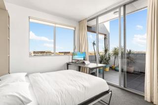 Spacious 2-Bed with Two Balconies with City Views - Sydney - 3