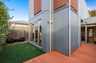Chic 2-Bed Home By Bustling Shops - 5