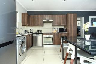 Epic Lifestyle Apartment Sandton - Johannesburg - 5