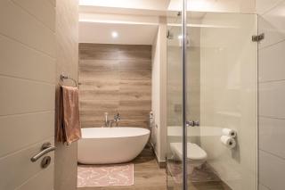 MENLYN-Entire luxury 2-bedroom en-suite apartment at Regency Hotel - 3