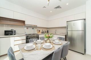 Luxurious 3 BR with Maid Room in Arabian Ranches 2 - Dubai - 8