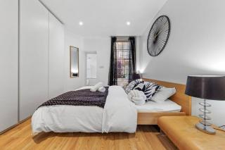 3 Bedroom Flat in Haymarket London Sleeps 14 HY1 - 2