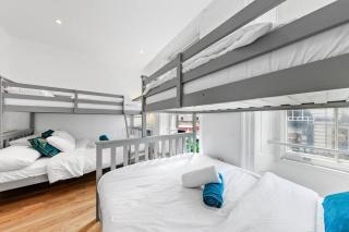 3 Bedroom Flat in Haymarket London Sleeps 14 HY1 - 1