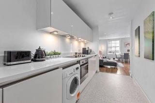 3 Bedroom Apartment in Haymarket Central London Sleep 10 HY2 - 4
