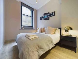 stylish 2bed condo city centre - 2