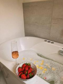 Couples Cove: Luxe Getaway w/ jetted bath & views - Città del Capo - 7