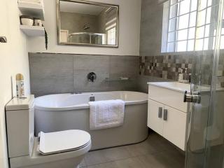 Couples Cove: Luxe Getaway w/ jetted bath & views - Città del Capo - 1