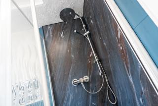 6 Roomy Bedrooms Favour Spacious Inn - Sleeps 13 Hull Central Location - Hull - 3