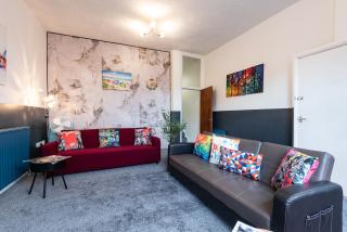 6 Roomy Bedrooms Favour Spacious Inn - Sleeps 13 Hull Central Location - 0