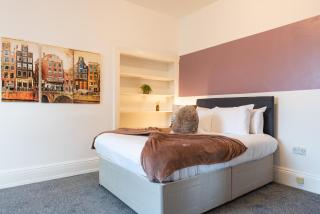 6 Roomy Bedrooms Favour Spacious Inn - Sleeps 13 Hull Central Location - Hull - 5