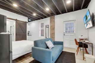 Housepitality - The Reichstag Suite - Modern - Columbus - 7