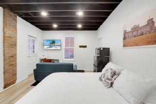 Housepitality - The Reichstag Suite - Modern - Columbus - 6