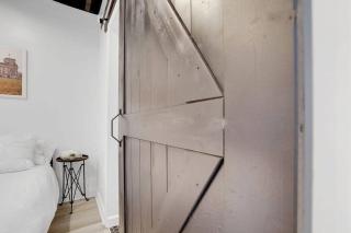 Housepitality - The Reichstag Suite - Modern - 2