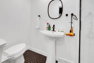 Housepitality - The Reichstag Suite - Modern - Columbus - 2
