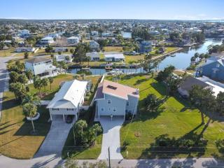 Hernando Hideaway:Heated Pool/Decks/Dock/Balcony/Yard w/ Firepit/Kayaks - Hernando Beach - 2
