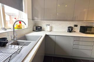 Huge House - Free Parking - Quiet Location - Liverpool - 6